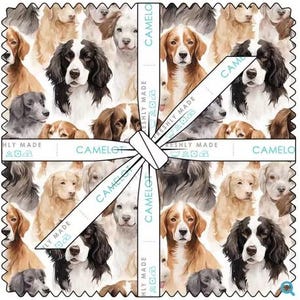 Peut inclure: Une pile de carrés de tissu avec un motif répétitif de style aquarelle représentant diverses races de chiens, dont des épagneuls et des golden retrievers. La pile est nouée avec un ruban blanc portant le texte CAMELOT FRESHLY MADE en bleu sarcelle.