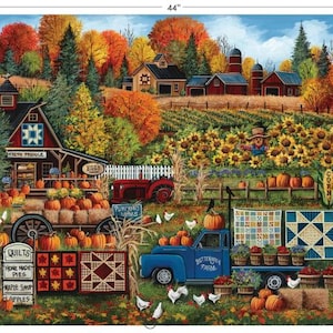 Peut inclure: Une impression de scène de ferme automnale de 112 cm sur 91 cm avec un camion bleu marqué Buttermilk Farm, un tracteur rouge, des citrouilles, des tournesols et des granges. L'image inclut des panneaux pour produits frais, œufs, tartes et pommes.