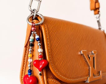 Chaveiro e pingente de bolsa com miçangas em formato de coração e nuvem coloridos | Acessório para bolsa | Feito à mão