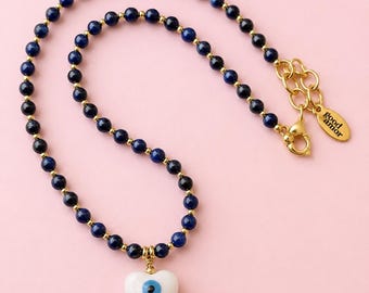 Colar gargantilha com olho de tigre azul e pingente de coração com olho grego em cerâmica branca | Colar artesanal com contas de pedras preciosas | Joias boho costeiras