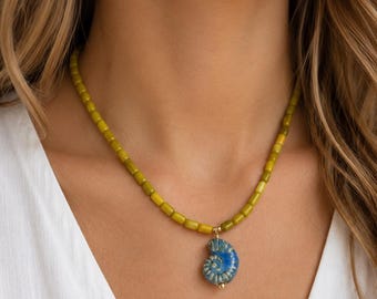 Colar de verão artesanal com contas de limão e concha de cerâmica azul.