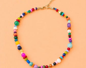 Colar artesanal com contas multicoloridas e vibrantes