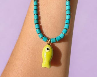 Colar gargantilha com pingente de peixe verde limão | Colar com contas turquesa | Joias de verão inspiradas na praia | Colar artesanal banhado a ouro | Joias mediterrâneas