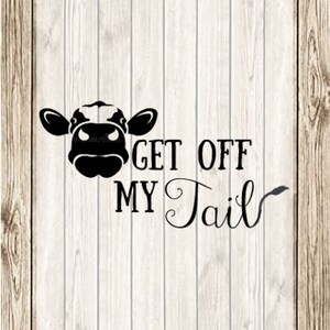 K&ouml;nnte beinhalten: Schwarz-wei&szlig;e Silhouette eines Kuhkopfes mit dem Text "Get Off My Tail" in einer dekorativen Schrift.