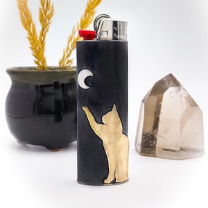 Cat lighter case Kitty lighter Handmade Metal lighter case Collectible cigarette lighter case Vintage lighter aesthetic Retro lighter look