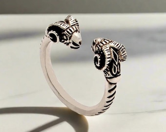 Anello in argento sterling con testa di ariete, gioiello ispirato alla mitologia greca (DT-90)