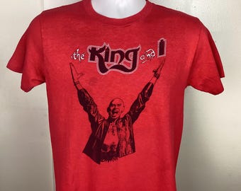 Vtg Início dos anos 80 O Rei e Eu Camiseta Vermelha M Broadway Musical Play Show Hanes Ponto Único
