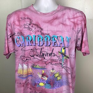 Camiseta vintage de los años 90 con estampado integral de mapa de las islas del Caribe, rosa, talla L, años 1992