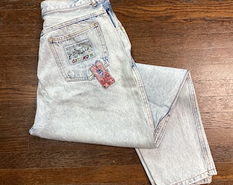 Jeans estilo mom de Gitano Patchwork vintage de los 80, cintura alta, lavado ácido, cintura cónica, largo de entrepierna de 29 x 26.75 pulgadas, etiqueta de mezclilla con parche novedoso vintage de los años 80.