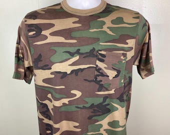 Vintage 80-tals t-shirt med kamouflagefickor, grön S/M, kamouflagemönster och enkelsöm