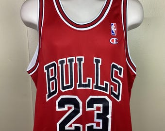 Maglia vintage anni '90 di Michael Jordan dei Chicago Bulls, rossa, taglia 44, marca Champion, prodotta negli Stati Uniti.