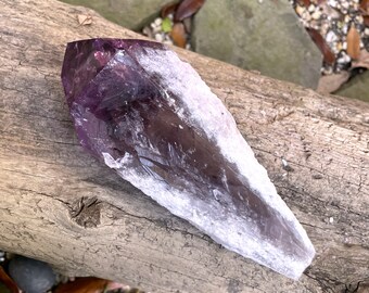 Punta/bacchetta di ametista con punta lucida, 558 g (1 libbra e 3,7 once), esemplare proveniente da Bahia, Brasile.