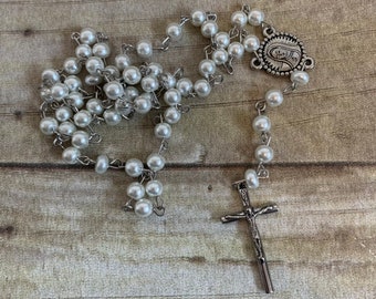 White glass faux pearl rosary, baptism gift, forst communion gift, confirmation gift, glass rosary, pearl rosary, classic rosary