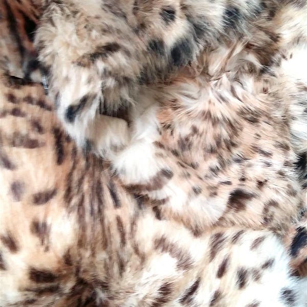 Chutes de fourrure naturelle de lapin imprimé leopard/ beige et noir/ souple/authentique/glamour/ printed leo natural rabbit fur scraps