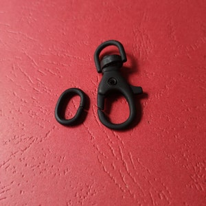 Mousqueton avec anneau en métal noir matmaroquinerie accessoires image 1