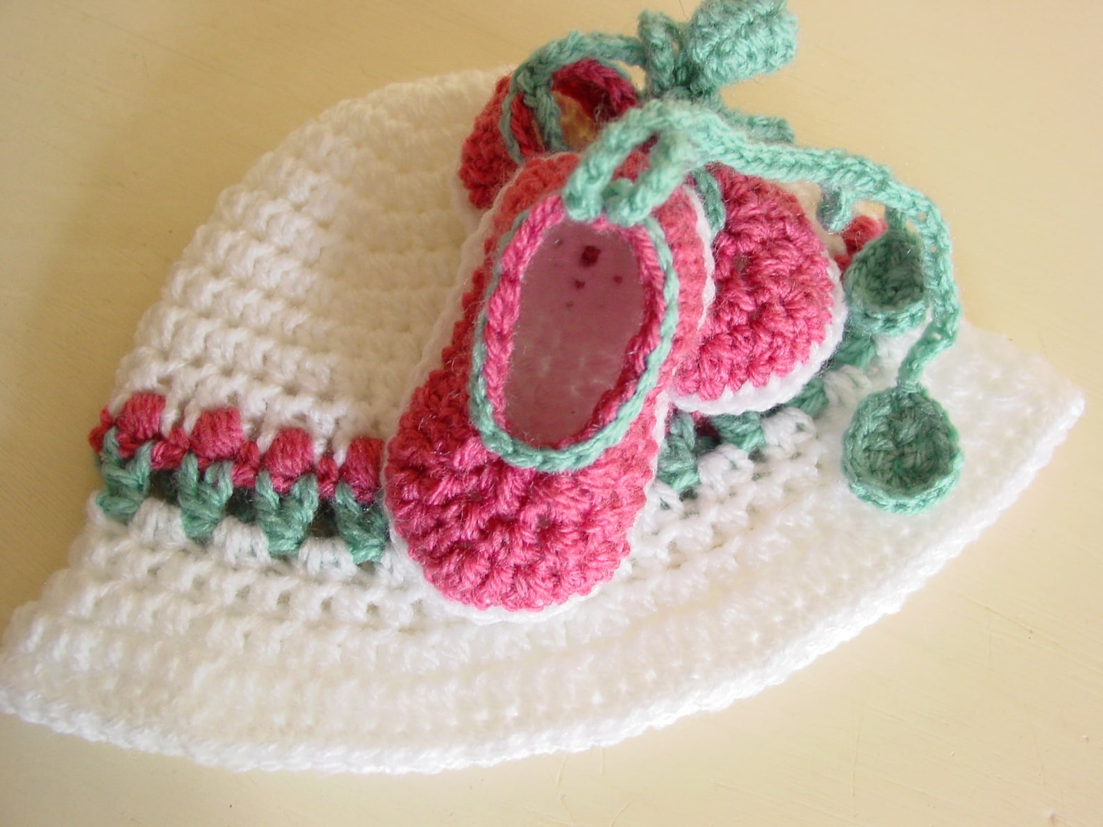 baby hat, easter bonnet, newborn gift set, baby girl , baby beanie, hat and shoe set, baby 0-3 months, ballet shoes, newborn gir