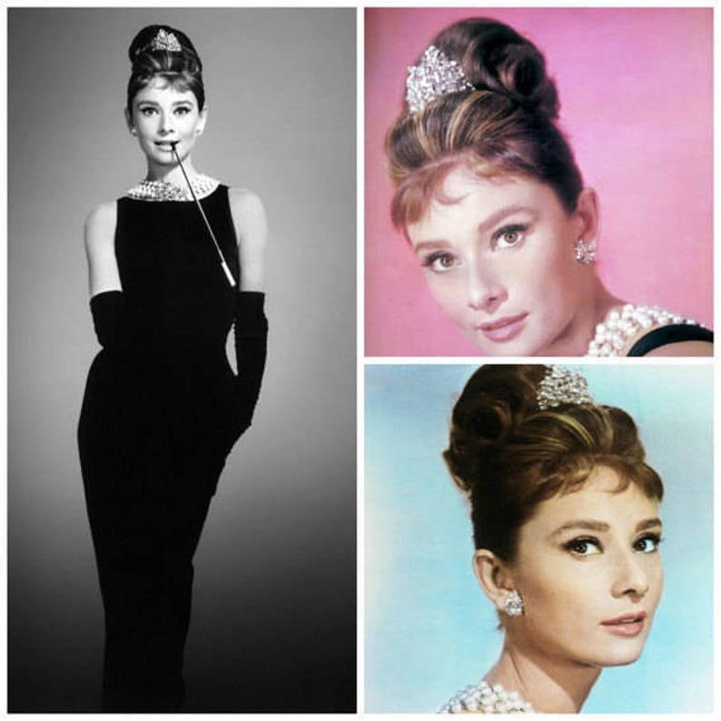 Pu&ograve; includere: Un collage fotografico in bianco e nero di una donna con un vestito nero e una collana di perle. La donna porta i capelli raccolti in uno chignon alto con un cerchietto gioiello. La foto &egrave; divisa in tre sezioni, con la donna al centro e due primi piani dei suoi capelli e del suo viso su entrambi i lati.