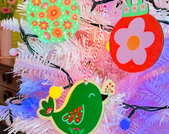 Juego de tres adornos navideños colgantes de madera con forma de pájaro, decoración navideña retro con flores.