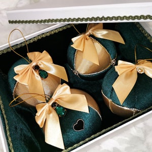 Christmas baubles, Christmas decoration, Christmas tree, luxury ornament, gift box, velvet, crystals, elegant