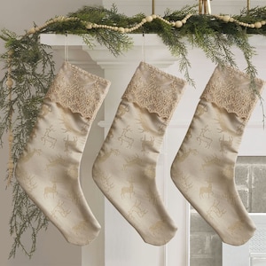 Dreikönigsstrumpf, Weihnachtsstrumpf, Hängestrumpf, goldener Brokatsatin, elegant, weiße Weihnachten, Kamin, Hirsch