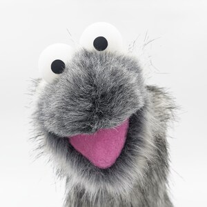 Lille Gustav, en grå mupp som gillar elefanter, sojakotletter, gröna trädgårdar och blommor - mupp, handdocka