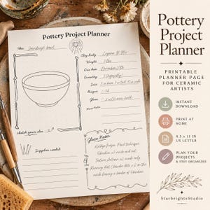 Puede incluir: Una página blanca de planificador de proyectos de cerámica con un boceto de cuenco, secciones para tipo de arcilla, peso, fecha, cantidad, tamaño, bizcocho, esmalte y notas. El texto incluye Pottery Project Planner y StarbrightsStudio.