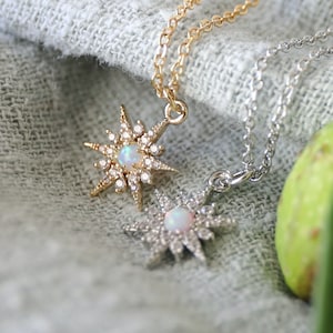 Złoty naszyjnik z opalem North Star: zawieszka z kryształu