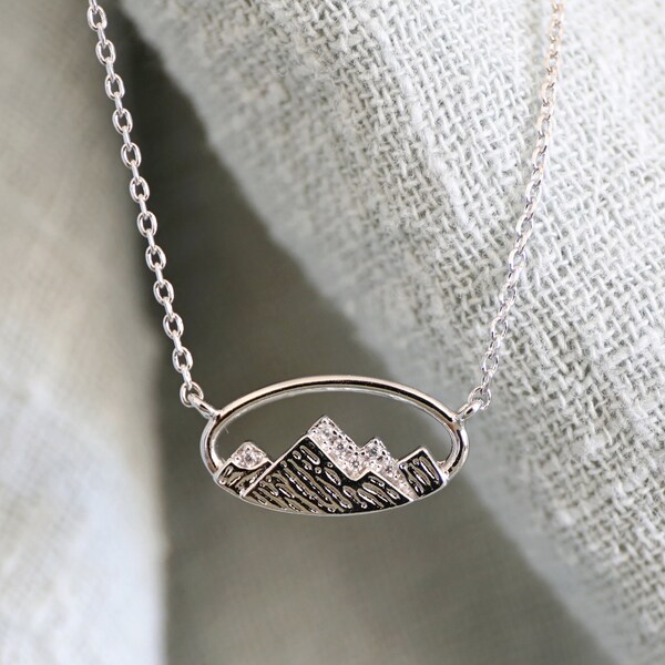 Dainty Mountain-ketting: hanger met zirkonia, gerhodineerd