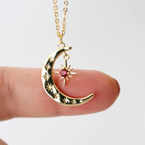 Halsband med månen och granatstjärna i guld - Celestial Jewelry