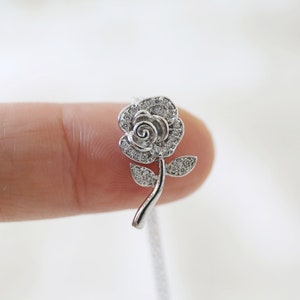 Dainty CZ Stein Rose Blume Anhänger Halskette: Silber Farbe
