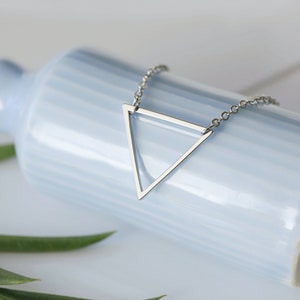 Zierliche Silber Dreieck Charm Halskette, Dreieck Halskette, geometrische Halskette, Braut Dusche Geschenk, Geburtstagsgeschenk