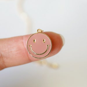 Smiley Halskette, Blush Rose Emaille glückliches Gesicht Charm Halskette, Lächeln Gesicht Halskette, Brautjungfer Geschenk, Geburtstagsgeschenk