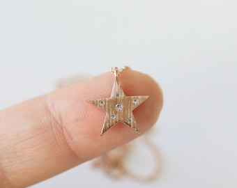 Collier à breloques étoile en or rose : pendentif céleste en pierre cubique