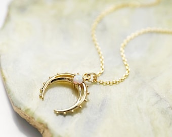 Sierlijke opaal gouden maan charme ketting, maan ketting, hoorn charme ketting, bruidsmeisje cadeau, verjaardagscadeau