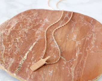 ローズゴールドのワインボトルネックレス：「水を節約してワインを飲