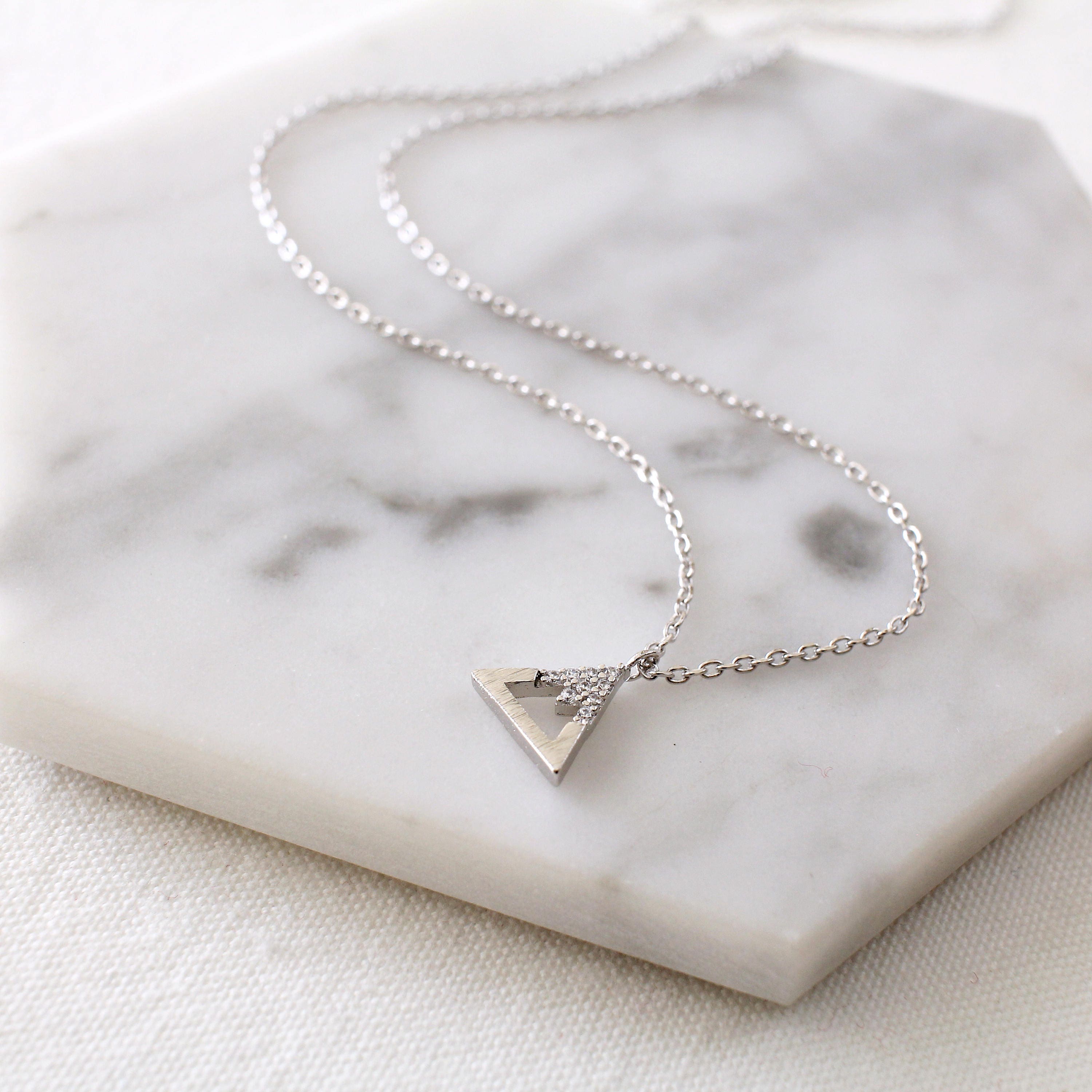 繊細なCZトライアングルネックレス：ロジウムメッキのミニマリスト