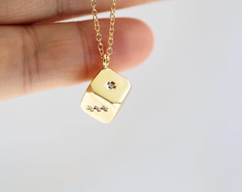 Gouden dobbelsteen bedelketting: gelukshanger met zirkonia's