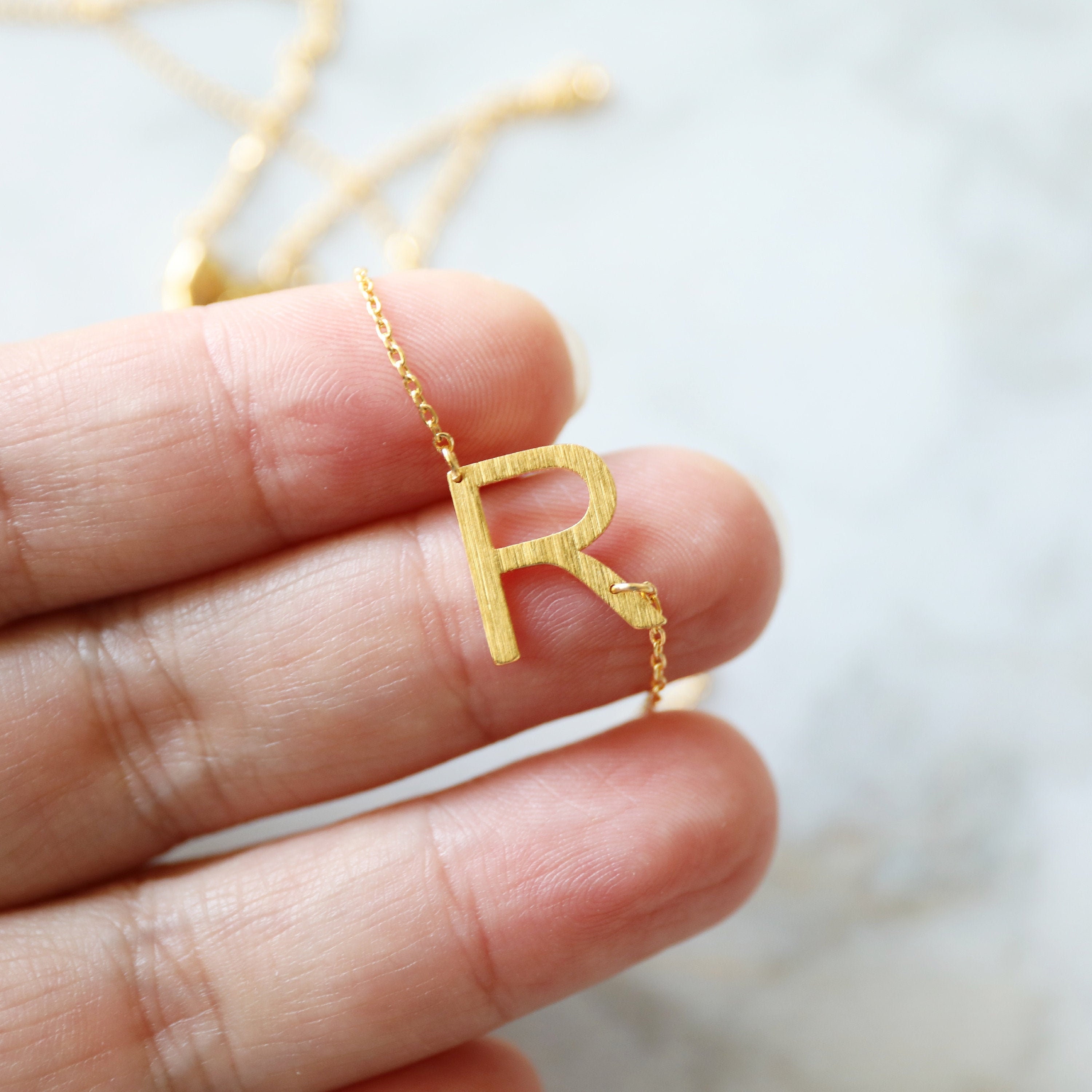 イニシャルネックレス、アルファベットRゴールドネックレス - Etsy 日本 .745.ゴールド アルファベットR ネックレス