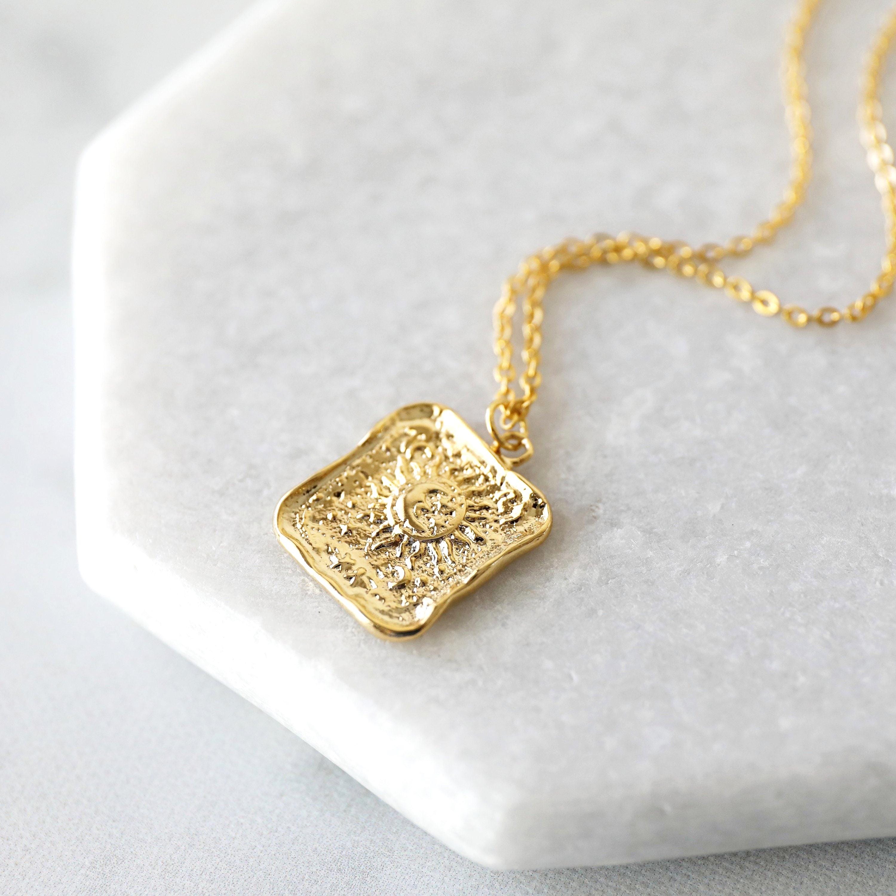 ゴールドの太陽と月のペンダントネックレス：天体ミニマリスト