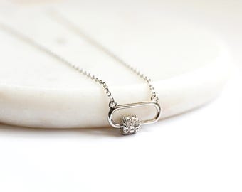 Collana a strati con ciondolo a forma di lucchetto pavimentato in
