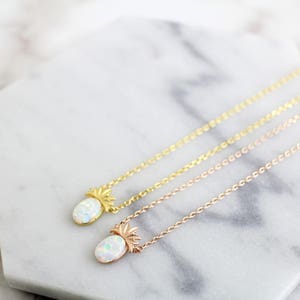 Rose Gold ananas met opaal stenen ketting, sierlijke ananas ketting, cadeau voor beste vrienden, bruidsmeisje cadeau, verjaardagscadeau afbeelding 4