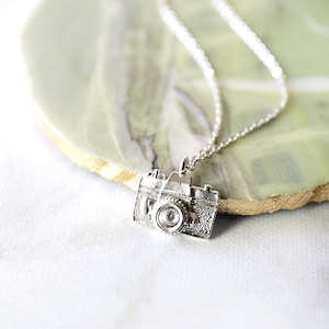 Delicado collar con colgante de cámara de plata: cadena de latón rodiado