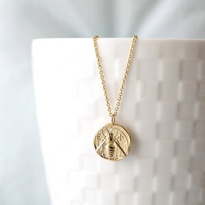 Gold Bee Charm Necklace, Gold Bee Pendant Necklace, Bee Necklace,Graduation Gift, Birthday Gift,Mothers Day Gift