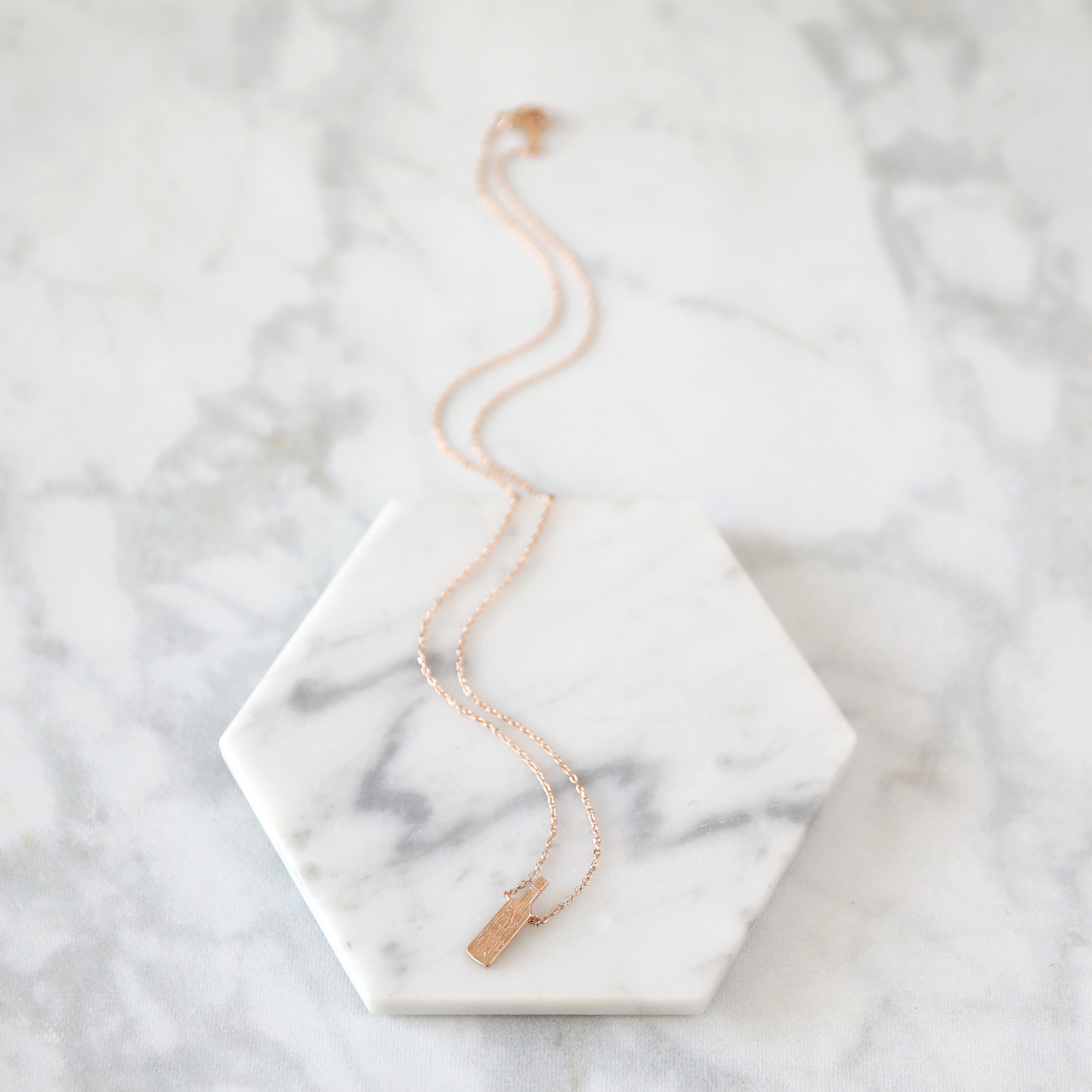 ローズゴールドのワインボトルネックレス：「水を節約してワインを飲