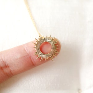 Collar con colgante de sol dorado: delicada joyería celestial