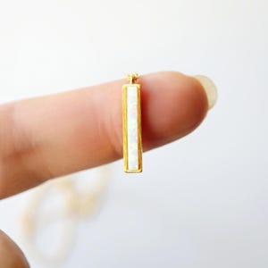 ゴールドフレームのホワイトオパールストーン縦型バーネックレス、宝石ペンダント