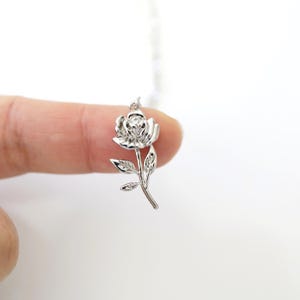 Zierliche Silber Rose Anhänger Halskette: Rhodinierte Messing Kette