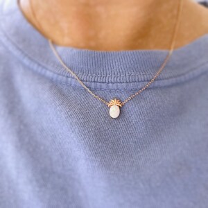 Rose Gold ananas met opaal stenen ketting, sierlijke ananas ketting, cadeau voor beste vrienden, bruidsmeisje cadeau, verjaardagscadeau afbeelding 3