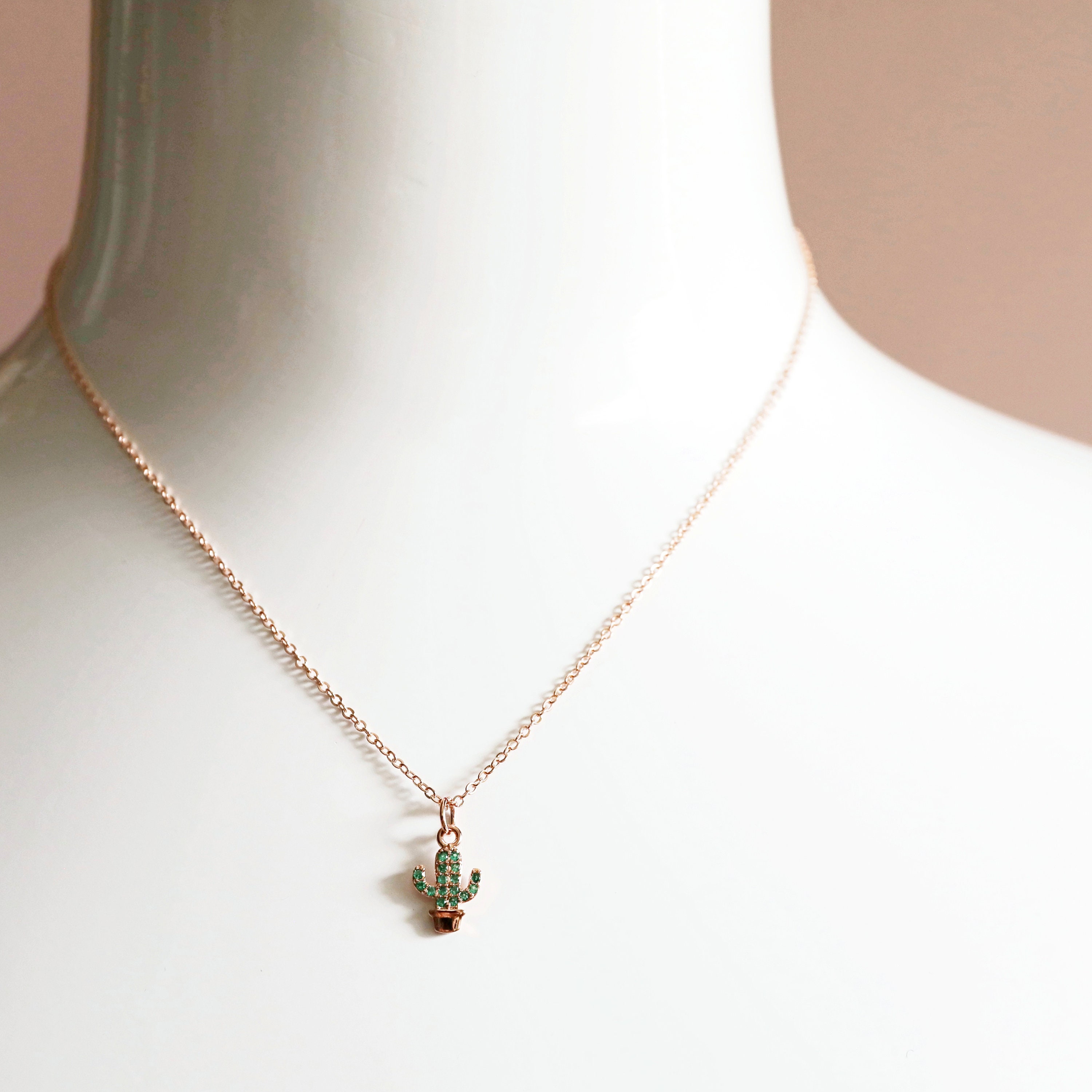 Carino ciondolo a forma di cactus, con zirconia cubica, colore verde, collana girocollo da donna, gioielli alla moda, per compleanno, Capodanno e Rame, colore: Placcato in argento, cod