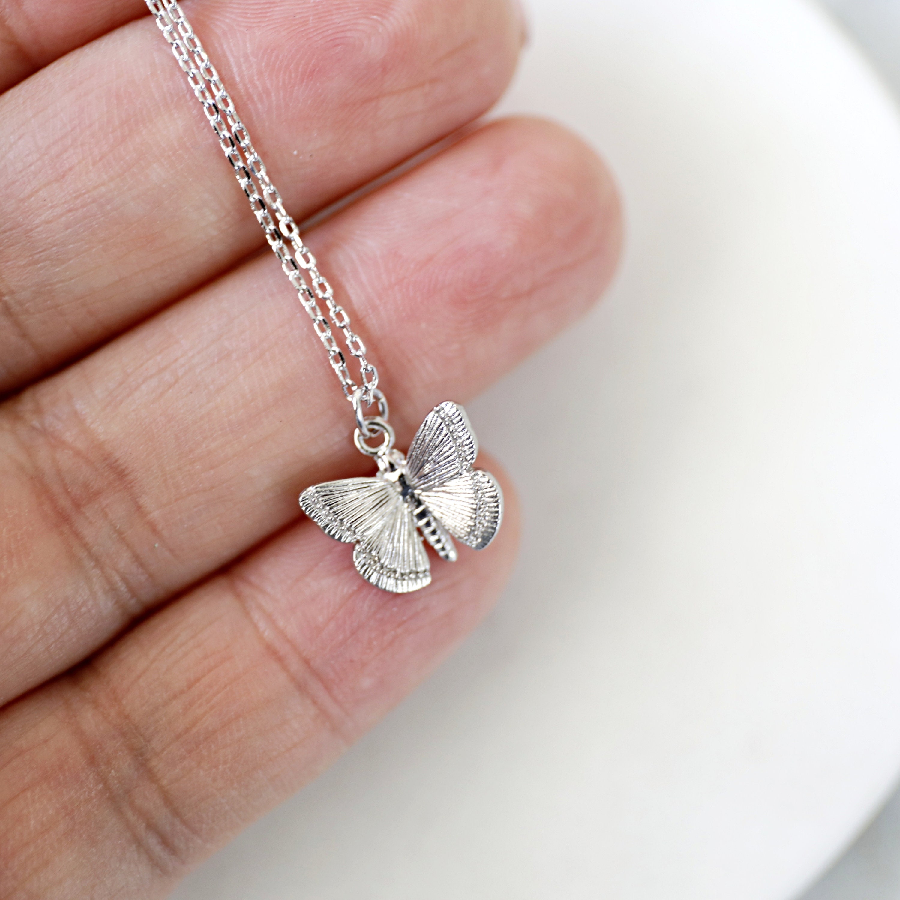 蝶のペンダントネックレス：繊細なシルバーチャーム - Etsy 日本